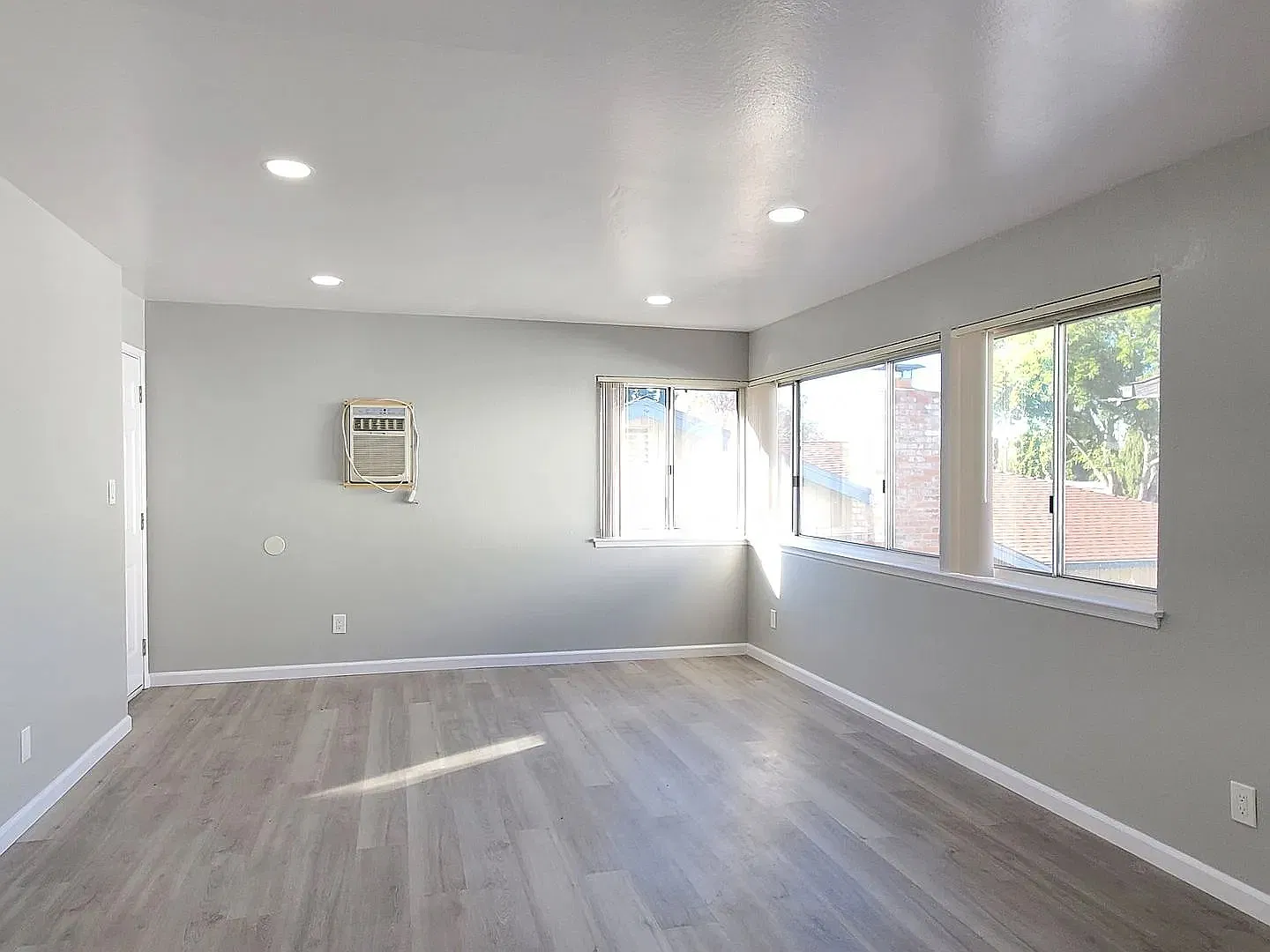3756 Poinciana Dr 3756 Poinciana Dr #6 — Photo 4