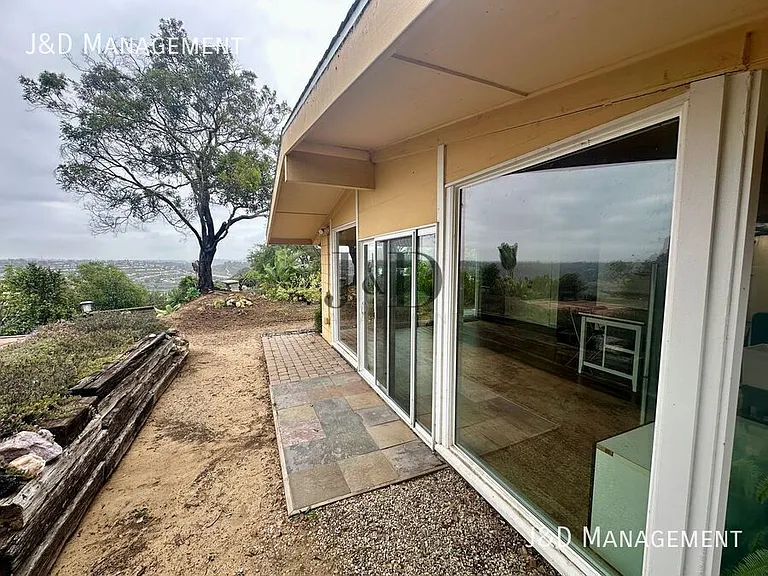 2031 Crest Dr — Photo 3
