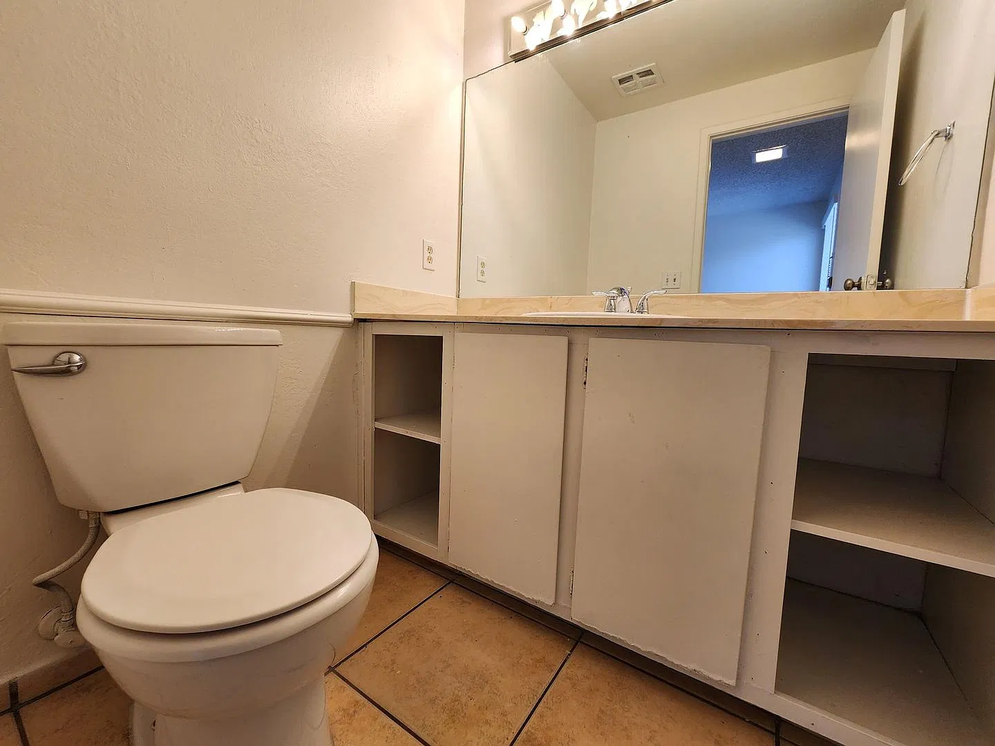 Beautiful And Spacious Two Story Town Home In Quiet And Nice Neighborhood! — Photo 4
