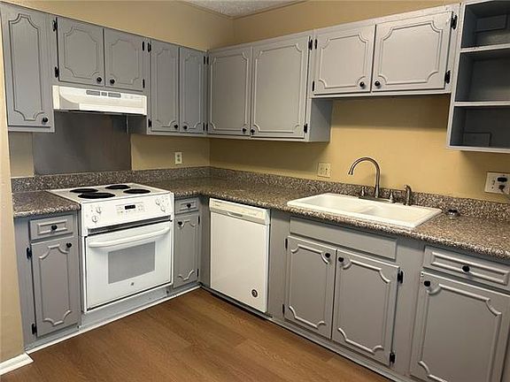 3rd image of 300 Coral Ave APT B