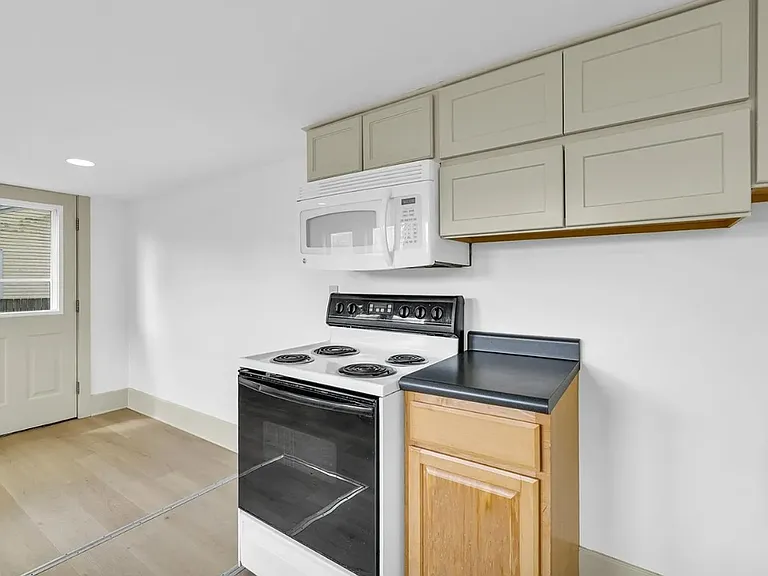 413 E Lincoln St — Photo 10