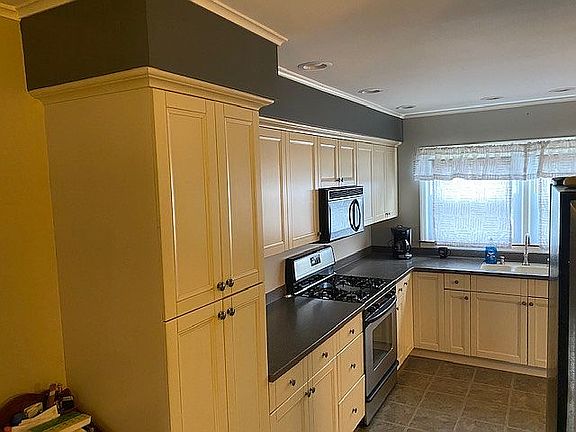 4th image of 50 Barbara Dr