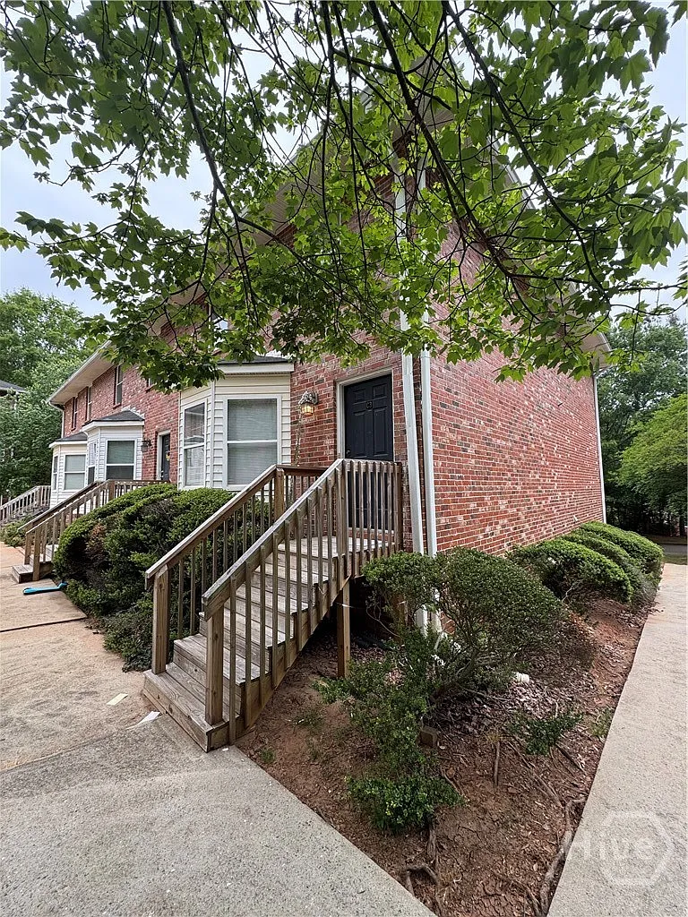 5 bed, 3.0 bath, 3692 sqft, $2,200 — Photo 2