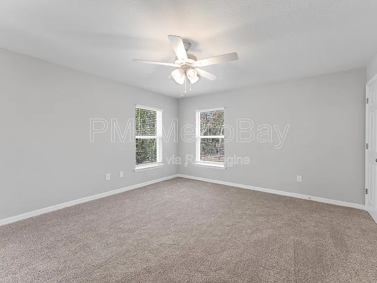9461 N Sandree Dr — Photo 24