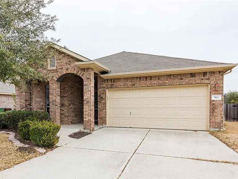 913 Brighton Pl — Photo 2