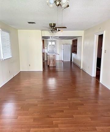 3rd image of 605 Farrington Dr