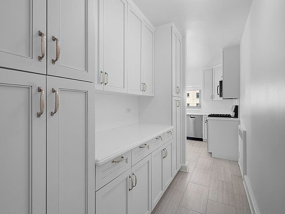 4th image of 211 E 70th St #28H