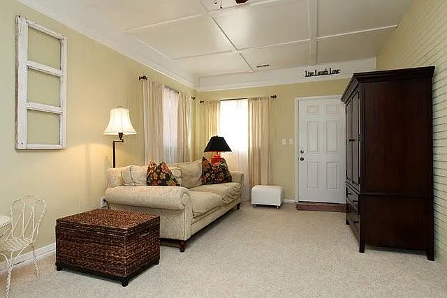 139 Windsor Cir — Photo 3