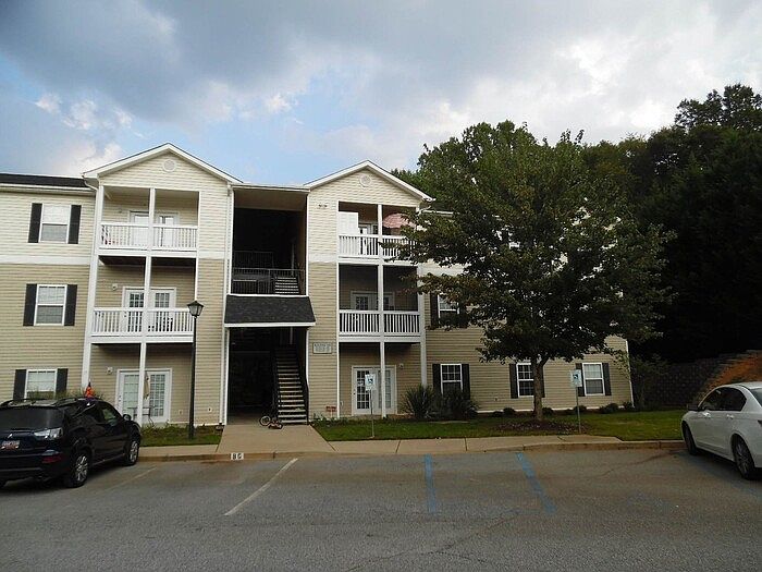 1st image of 221 McKenna Cir