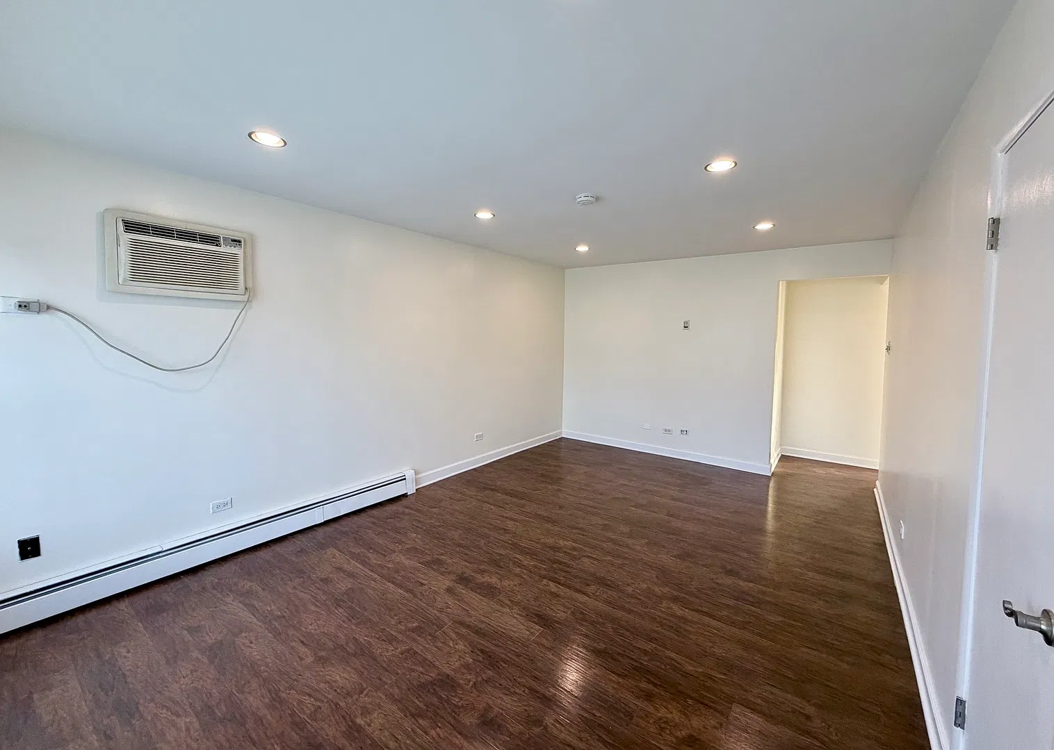 3 bed, 1.0 bath, 950 sqft, $1,800 — Photo 3