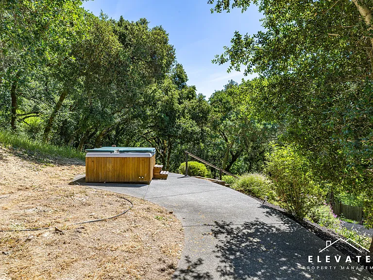 9400 Chalk Hill Rd — Photo 44
