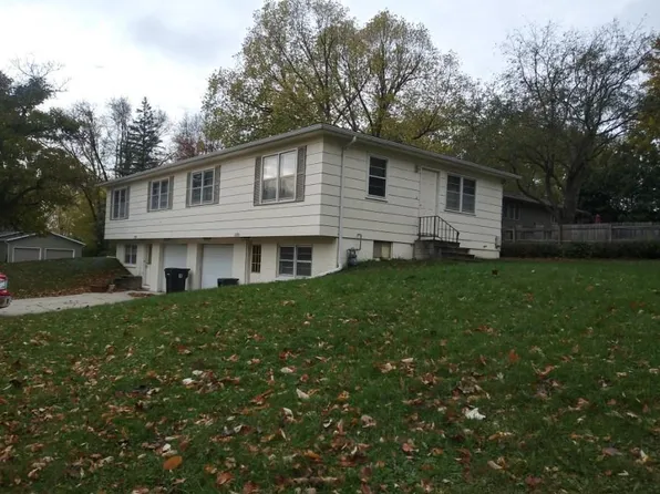 1333 Delta Dr, Cedar Falls, IA 50613