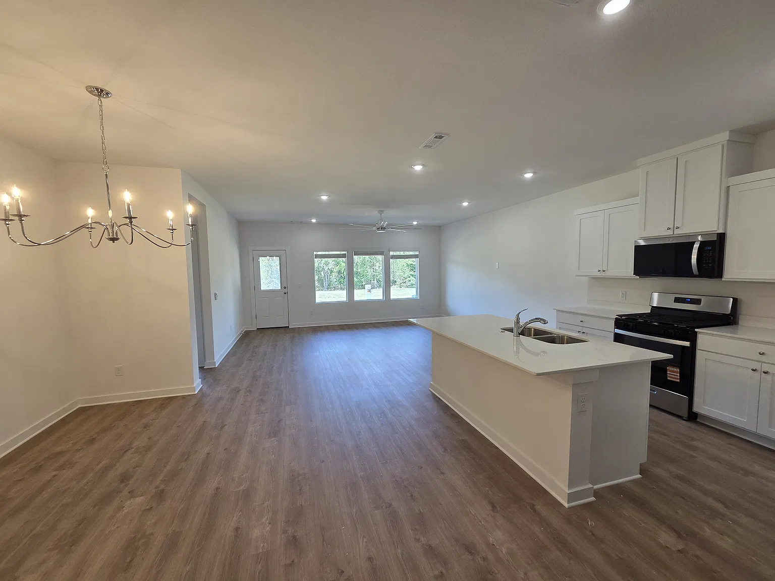 4 bed, 2313 sqft, $3,200 — Photo 4