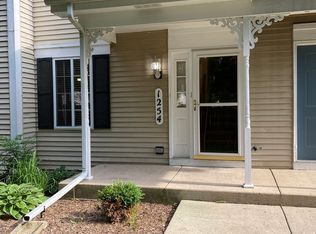 1254 Sandhurst Ln, South Elgin, IL 60177