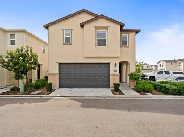 6389 E Moscato Dr, Fresno, CA 93727
