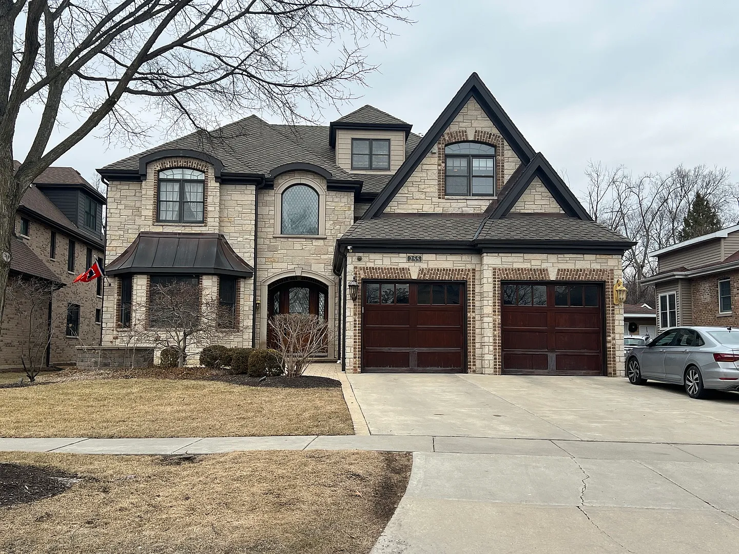 255 E Vallette St photo 1