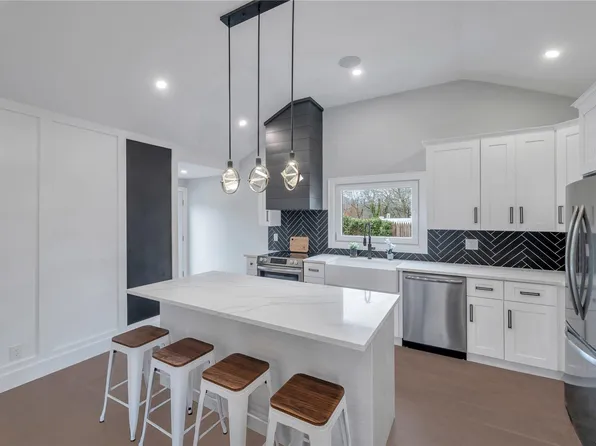 28 Northern Parkway E, Plainview, NY 11803