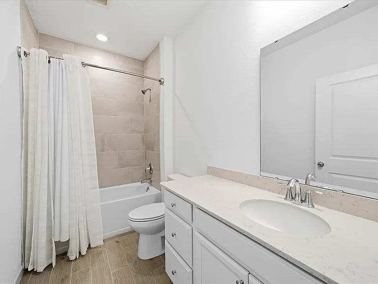 100 Lake Sinclair St — Photo 24