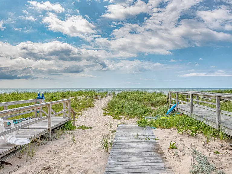 826 Dune Rd — Photo 3