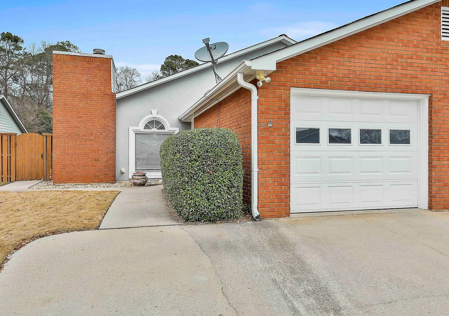 Immaculate 2bed/2ba in Fayetteville with Lawn Care Included — Photo 1