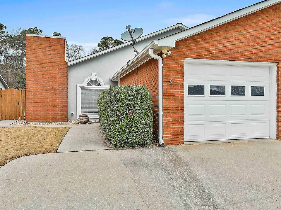 120 Courtyard Ln