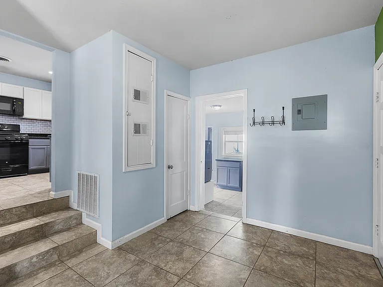 705 W 3rd St — Photo 27