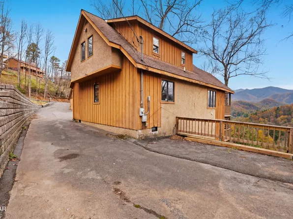 1443 Arbon Dr, Gatlinburg, TN 37738