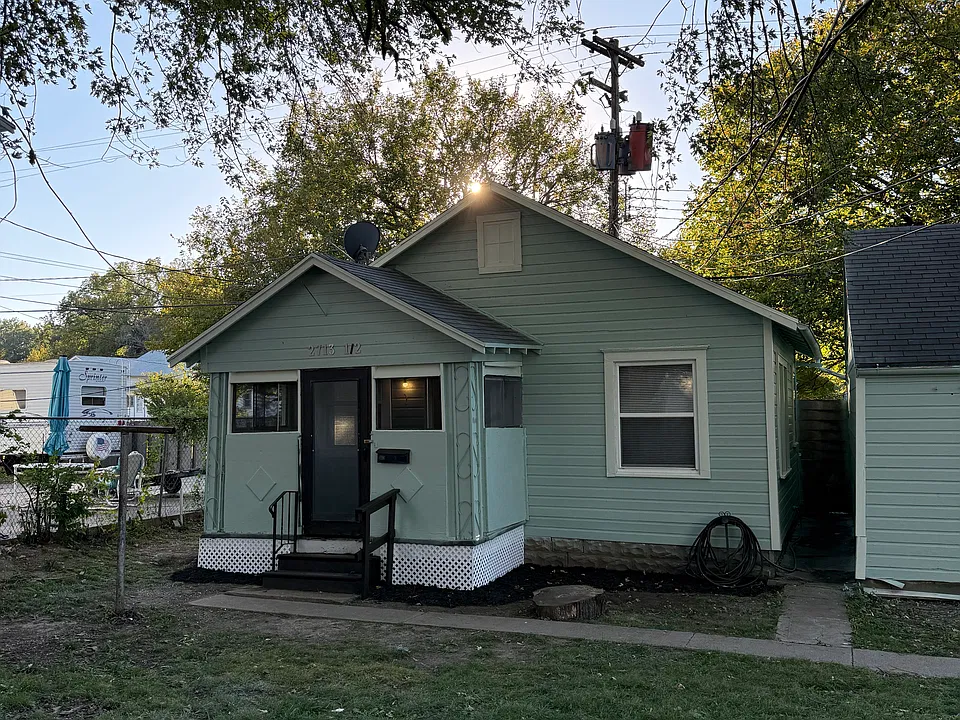 2713.5 SE Indiana Ave