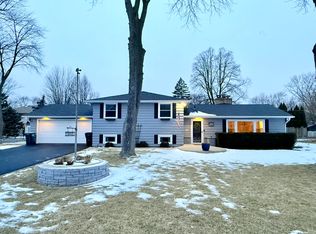 515 Roberts Ln, Batavia, IL 60510