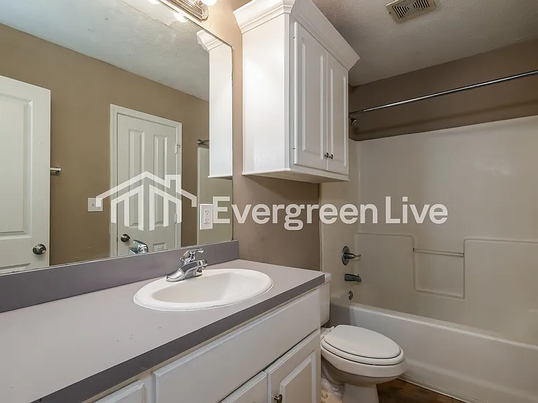 121 Davis Ave — Photo 9