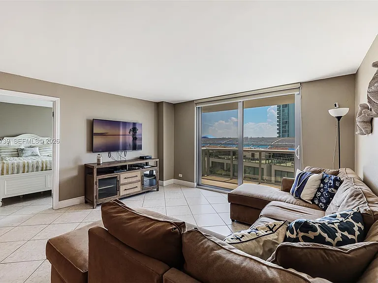 6039 Collins Ave #936 — Photo 2