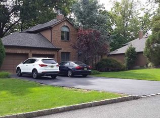 10 Lakeview Dr, Old Tappan, NJ 07675