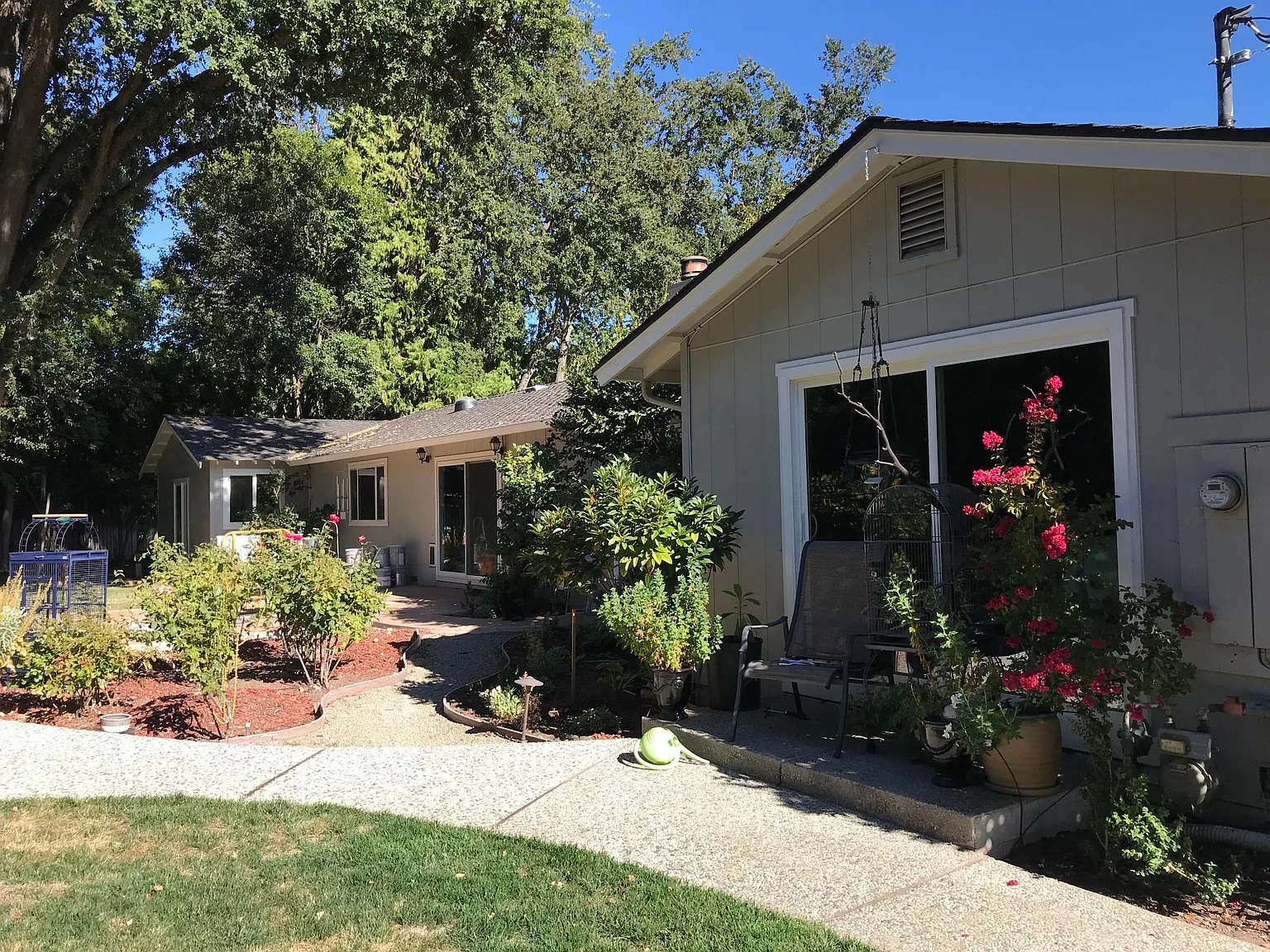 2 bed, 1000 sqft, $3,300 — Photo 2