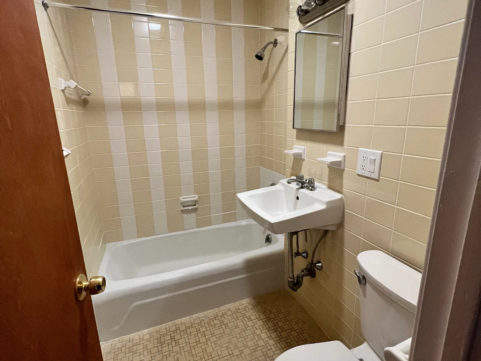 Studio, $1,900 — Photo 2