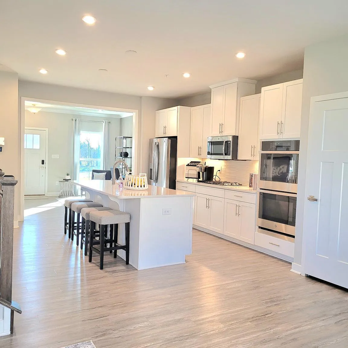 3 bed, 3.5 bath, 2659 sqft, $3,600 — Photo 3