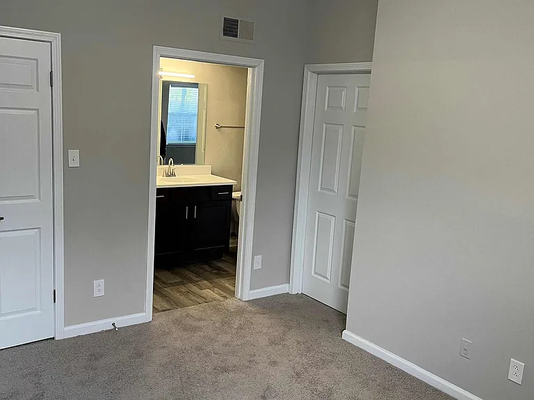 Waterford Square Apartments — Photo 16
