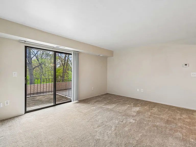 Pointe West Apartments — Photo 46
