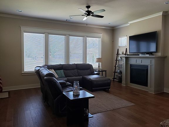 5th image of 1025 Essex Dr
