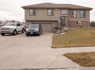 703 Fenwick St, Papillion, NE 68046