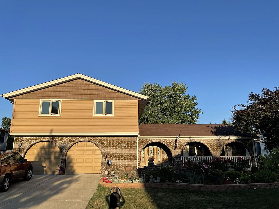 1st image of 921 Pinehurst Ln