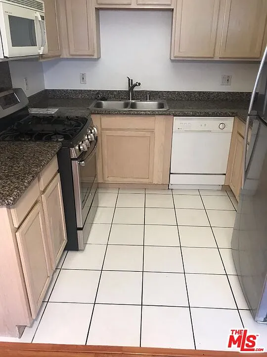 2 bed, 2.0 bath, 1050 sqft, $3,000 — Photo 4