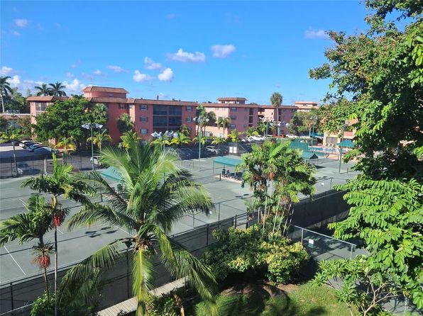 620 Tennis Club Dr APT 305
