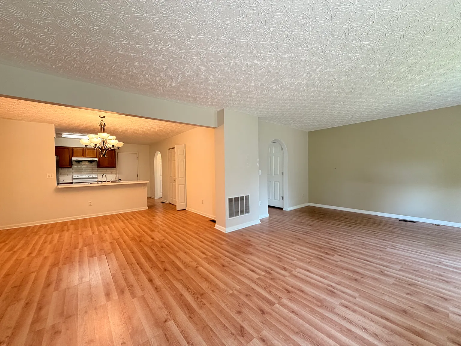 3 bed, 2.5 bath, 1800 sqft, $2,300 — Photo 2