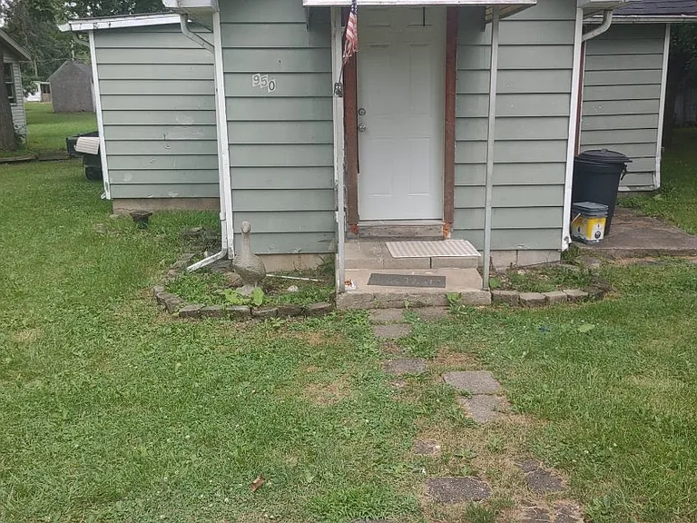 950 Allen St — Photo 7
