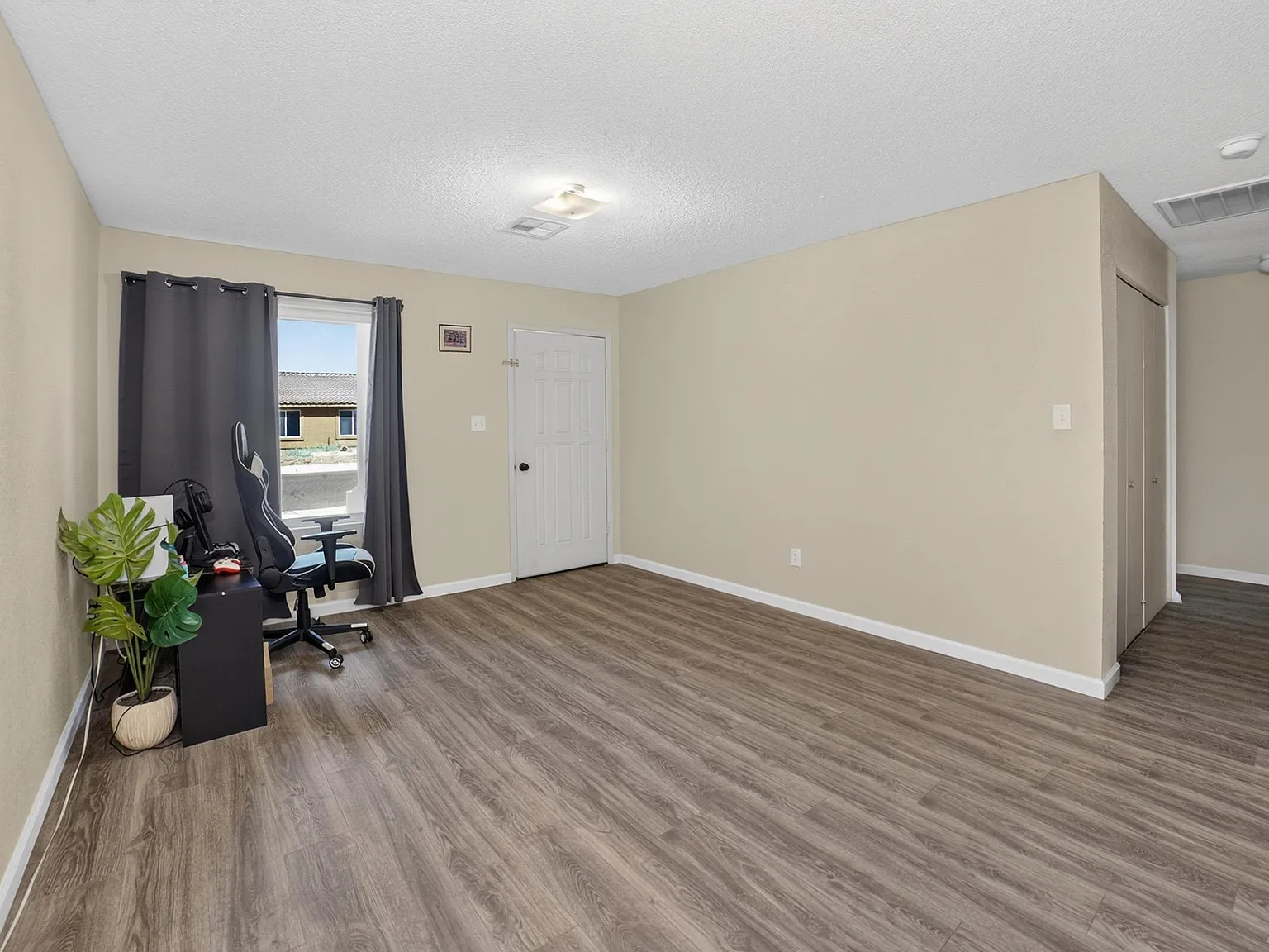 4 bed, 2.0 bath, 1720 sqft, $2,000 — Photo 2