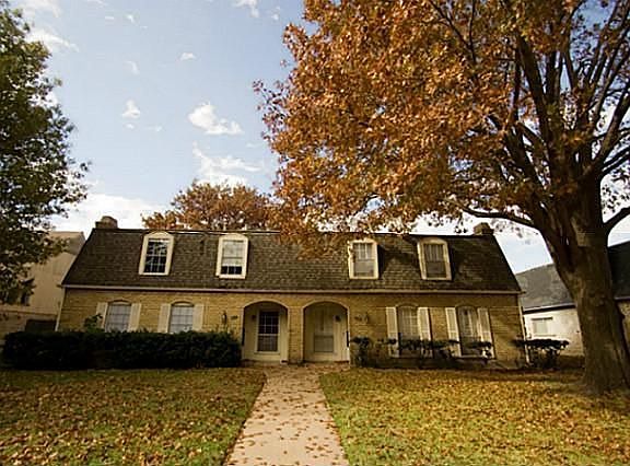3rd image of 608 Towne House Ln