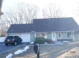 8 Sugarbush Ln, Coram, NY 11727