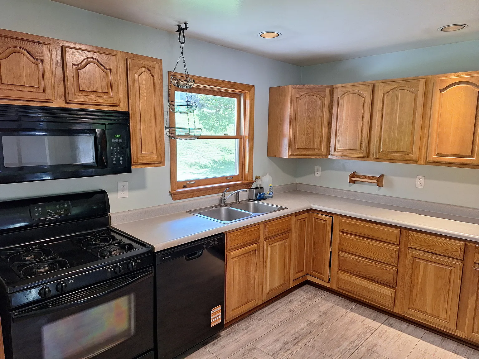 4 bed, 2.5 bath, 2247 sqft, $2,400 — Photo 4