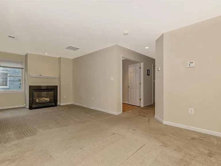 7 W South St — Photo 16