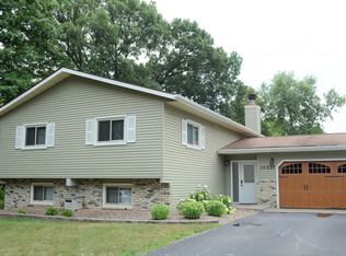 16651 N Hillcrest Ct, Eden Prairie, MN 55346